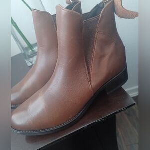 Women's ankle boots ,100% leather, size 7